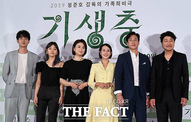 배우 최우식과 박소담·장혜진·조여정·이선균·송강호(왼쪽부터)가 지난달 28일 서울 용산 CGV에서 열린 영화 기생충 언론시사회에서 포즈를 취하고 있다. /이새롬 기자