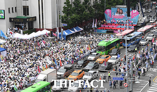 서울광장 반대편에서는 퀴어축제를 반대하는 집회가 한창...