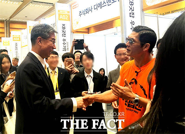 허인 KB국민은행장(왼쪽)이 지난달 28일 유튜브 와썹맨 채널 크리에이터 박준형과 만나 대화를 나누고 있다. /동대문=이지선 기자