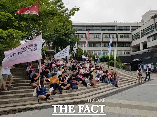 서울대학교 재학생 100여 명은 5월 30일 서어서문학과 A교수 파면을 촉구하며 동맹휴업을 실시했다. 사진은 관악구 서울대 캠퍼스 내 아크로폴리스 광장 앞에 집결한 동맹휴업 참여자들의 모습. /송주원 인턴기자