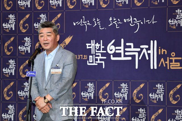 대한민국 연극제 개막 소감 밝히는 오태근 조직위원장