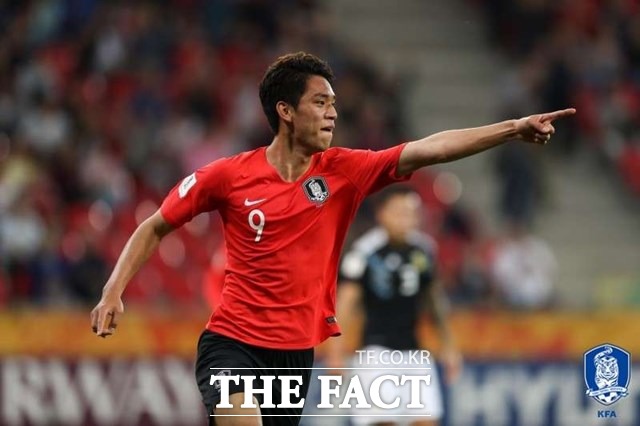 선제골을 넣고 택배 크로스를 날린 이강인을 향해 고맙다는 손짓을 하는 오세훈./대한축구협회 제공