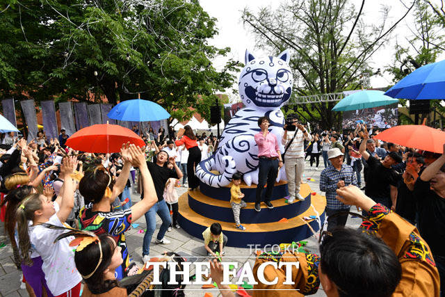 1일 오후 서울 종로구 마로니에공원에서 열린 제37회 대한민국 연극제 개막식 공연이 펼쳐지고 있다./남윤호 기자