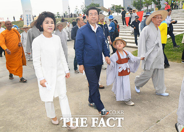 박 시장과 부인 강난희 여사가 관계자들과 한강 변을 걷고 있다.
