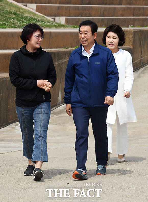 박원순 서울 시장(가운데)이 부인 강난희 여사와 함께 행사장에 들어서고 있다.