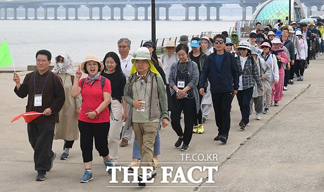 1일 오전 서울 영등포구 여의도한강공원 일대에서 열린 2019 한강 명상 걷기대회에 참가한 시민들이 한강 변을 걷고 있다. /이동률 기자