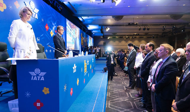 2일 열린 IATA 연차총회 개막식에 참석한 이들이 지난 4월 별세한 고(故) 조양호 회장을 기리기 위해 묵념하고 있다. /대한항공 제공