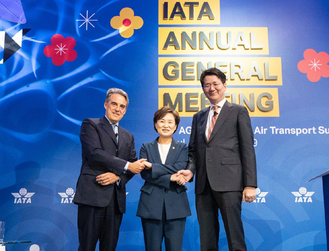 IATA 연차총회 의장을 맡은 조원태 한진그룹 회장이 알렉산드로 드 주니악 IATA 사무총장, 김현미 국토교통부 장관과 기념촬영을 하고 있다. /대한항공 제공