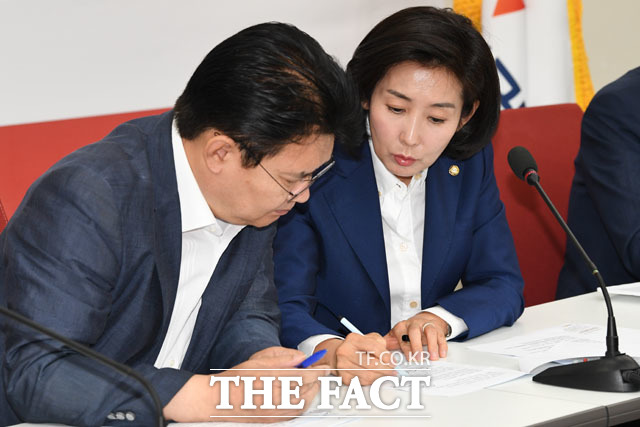 정용기(왼쪽) 자유한국당 정책위의장은 북한 김정은이 문재인 대통령보다 낫다고 했다. /남윤호 기자