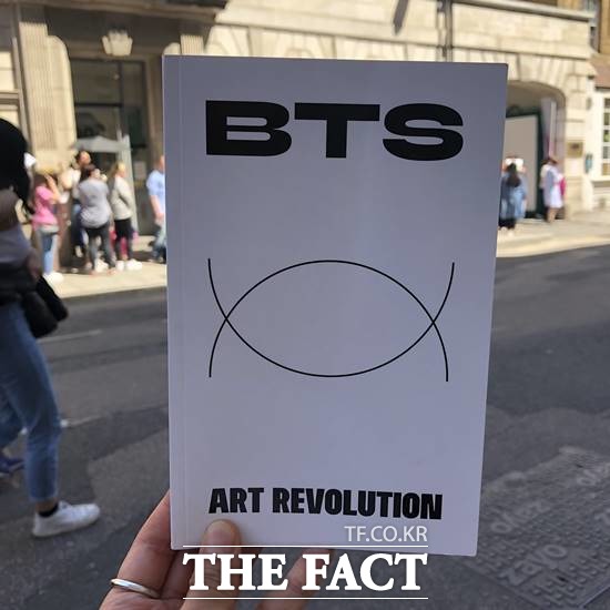 BTS 예술혁명이라는 책이 영문으로 번역돼 방탄소년단 팝업스토어에서 판매되고 있다. /런던=박슬기 기자