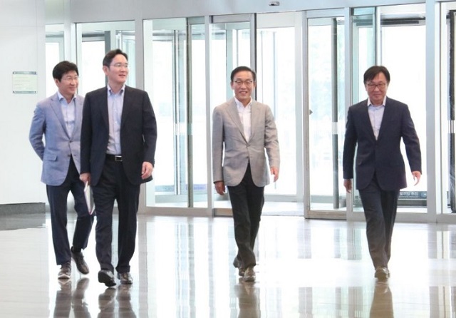 이재용 삼성전자 부회장이 1일 경기도 화성사업장에서 전자 관계사 사장단과 글로벌 경영 점검·대책회의을 열었다. 이동훈 삼성디스플레이 사장, 이재용 부회장, 김기남 삼성전자 DS부문 부회장, 정은승 삼성전자 DS부문 파운드리 사업부장(왼쪽부터) /삼성전자 블라인드