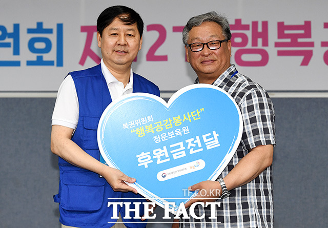 유병욱 청운보육원 원장(오른쪽)에게 후원금을 전달하는 구윤철 기획재정부 2차관.