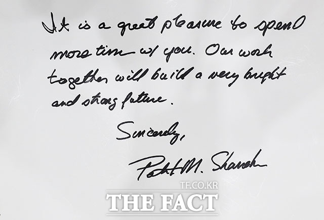 패트릭 새너핸 미국 국방부 장관 대행이 작성한 방명록.