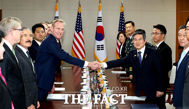 3일 오전 서울 용산구 국방부에서 열린 한미국방장관회담에서 정경두 국방부 장관(오른쪽)과 패트릭 새너핸 미국 국방부 장관 대행(왼쪽)이 회담에 앞서 악수를 하고 있다. /이덕인 기자