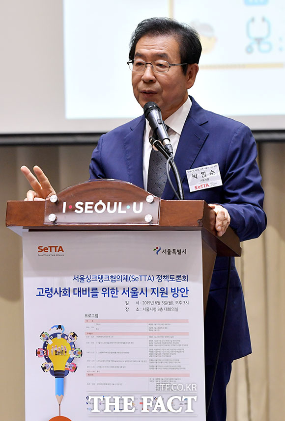 박원순 서울시장이 3일 오전 서울 중구 서울시청에서 열린 서울싱크탱크협의체 정책토론회에 참석해 축사를 하고 있다. /이덕인 기자