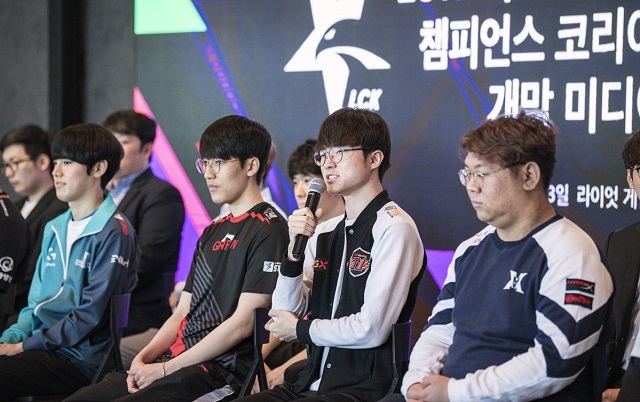 3일 열린 2019 LCK 서머 개막 미디어데이에서 페이커 이상혁 선수가 취재진 질문에 답하고 있다.