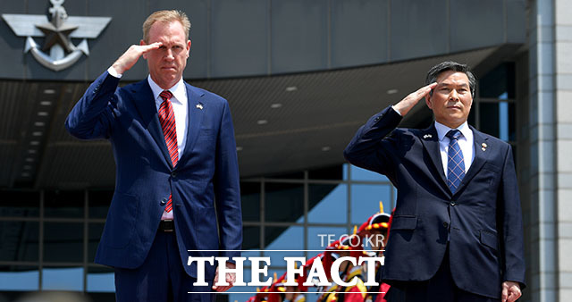 정경두 국방부 장관(오른쪽)과 패트릭 새너핸 미국 국방부 장관 대행이 3일 오전 서울 용산 국방부에서 열린 의장행사에 참석해 거수경례를 하고 있다. /이덕인 기자