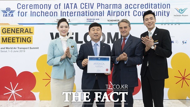 노삼석 대한항공 화물사업본부장(왼쪽에서 두 번째)과 알렉산드르 드 주니악 IATA 사무총장(왼쪽에서 세 번째)이 대한항공 승무원들과 함께 기념촬영을 하고 있다. /대한항공 제공