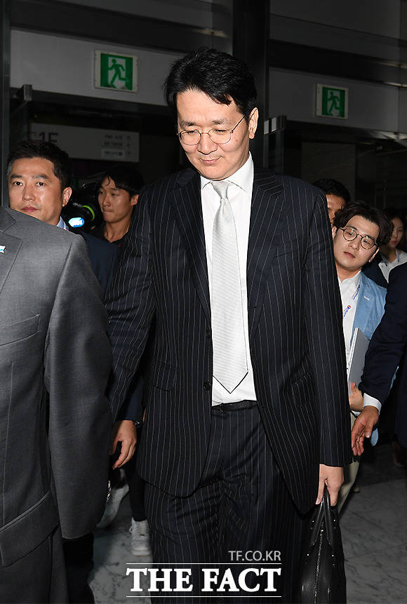 기자간담회를 마친 조원태 한진그룹 회장이 건물을 빠져나가고 있다. /이새롬 기자