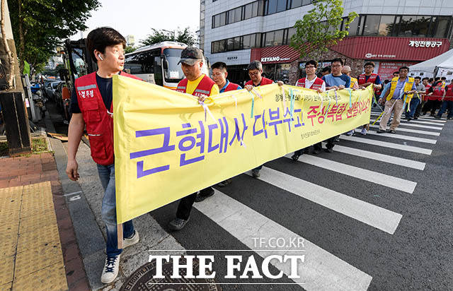 청계천을지로보존연대가 3일 오후 서울 중구 입정동 관수교 사거리에서 청계천, 을지로 지키기 기자회견을 연 가운데 청계천, 을지로 일대 공구상가 상인들이 기자회견 후 행진하고 있다. /김세정 기자