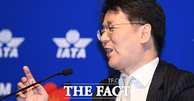 조원태 한진그룹 회장이 3일 오후 2시 서울 강남구 코엑스 그랜드볼룸에서 진행된 기자간담회에서 취재진의 질문에 답하고 있다. /이새롬 기자