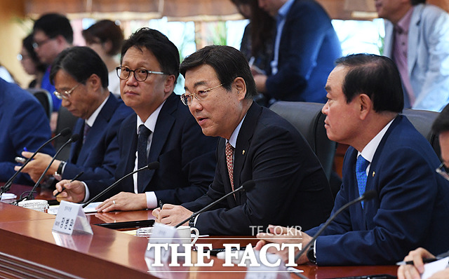 발언하는 김종석 자유한국당 정무위원회 간사(왼쪽 세번째)