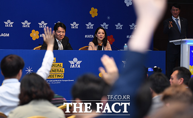 이날 기자간담회에서는 대한항공을 둘러싼 현안이 산적한 만큼 취재진의 질문 공세가 이어졌다. /이새롬 기자