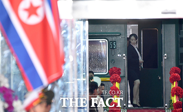 지난 2월 베트남 동당역에 도착한 김정은 북한 국무위원장의 특별열차에서 먼저 내리고 있는 김여정 부부장. /임세준 기자
