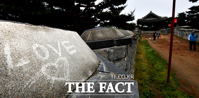낙서 투성인 유네스코 세계유산 유네스코 세계유산인 경기도 수원화성의 성벽은 돌로 그은듯한 크고 작은 낙서들로 아름다운 경관을 해치고 있다.