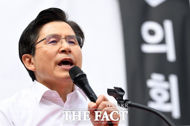 한국당이 문재인 대통령과 황교안(사진) 자유한국당 대표의 일대일 회동과 교섭단체 3당 대표의 회동을 동시에 하자라고 역제안한 것으로 전해졌다. /남용희 기자