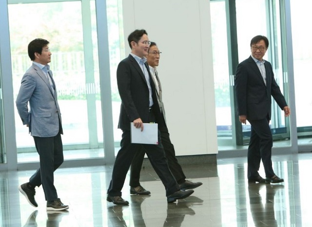 이재용 삼성전자 부회장은 지난 1일 경기도 화성사업장에서 전자 관계사 사장단과 글로벌 경영 점검·대책회의를 열었다. 이동훈 삼성디스플레이 사장, 이재용 부회장, 김기남 삼성전자 DS부문 부회장, 정은승 삼성전자 DS부문 파운드리 사업부장(왼쪽부터) /삼성전자 블라인드