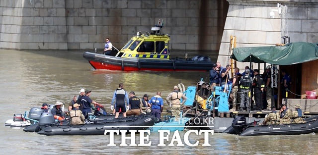 부다페스트 다뉴브강 사고현장에서 대한민국 정부 합동 신속 대응팀과 헝가리 구조대가 함께 수중 수색작업을 하고 있다. /부다페스트(헝가리)=뉴시스