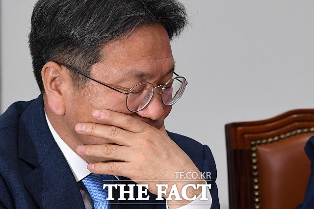 청와대는 4일 문재인 대통령이 북유럽 순방(6월9~16일)을 떠나기 전 여야 5당 대표 회동과 황교안 자유한국당 대표와의 일대일 회동을 동시에 추진하는 안을 각 당에 제안했다고 밝혔다. 사진은 강기정 청와대 정무수석. /남윤호 기자