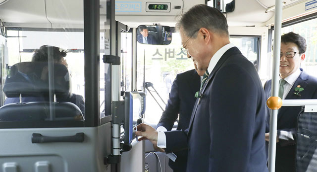 문재인 대통령이 신형 수소전기버스 양산 1호차에 올라타고 있다. /청와대 제공