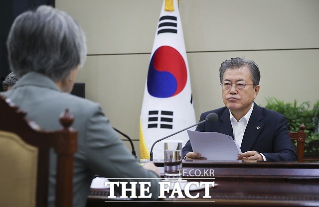 지난달 29일(현지시간) 헝가리 다뉴브강에서 우리 국민이 탄 유람선이 침몰하는 참변이 일어난 이후 문 대통령은 정부의 총력 대응을 지시했다. 문 대통령 3일 청와대에서 헝가리 유람선 사고 현장을 다녀온 강경화 외교부 장관의 보고를 받는 모습. /청와대 제공