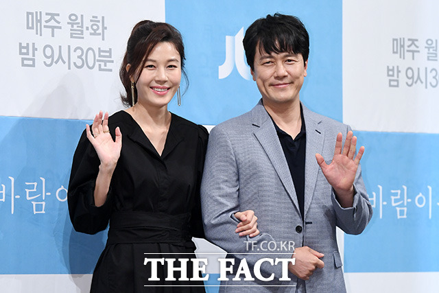 JTBC 월화드라마 바람이 분다가 낮은 퀄리티의 분장으로 혹평을 받고 있다. /남용희 기자