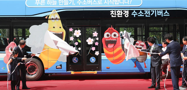 현대자동차가 제작한 신형 수소전기버스 양산 1호차가 5일 경남 창원 컨벤션센터에서 열린 제24회 환경의 날 기념식에서 공개됐다. /청와대 제공