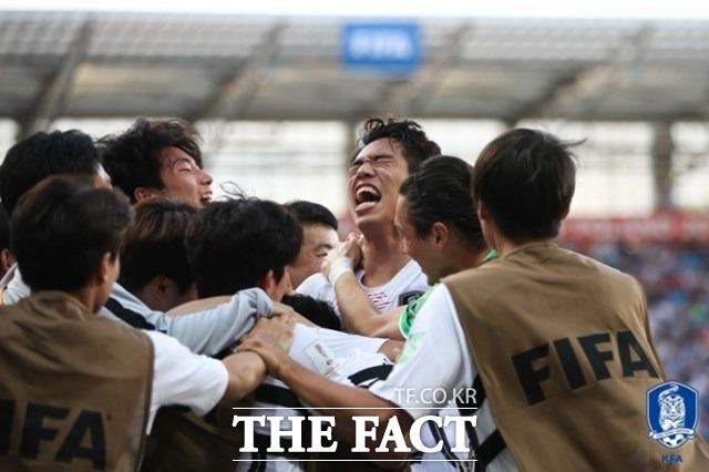 한국의 공격수 오세훈이 5일 (한국시간) 폴란드에서 열린 일본과 2019 국제축구연맹(FIFA) U-20 월드컵 16강전에서 후반 39분 헤더 결승골을 터뜨린 뒤 선수단과 하나가 되여 기쁨을 나누고 있다./대한축구협회 제공