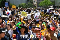 [TF포토] '1390차 수요집회, 소녀상 지키는 청소년들'