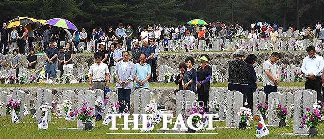 서울국립현충원을 찾은 참배객들이 호국영령을 기리며 1분간 울리는 사이렌 소리에 맞춰 묵념하고 있다.