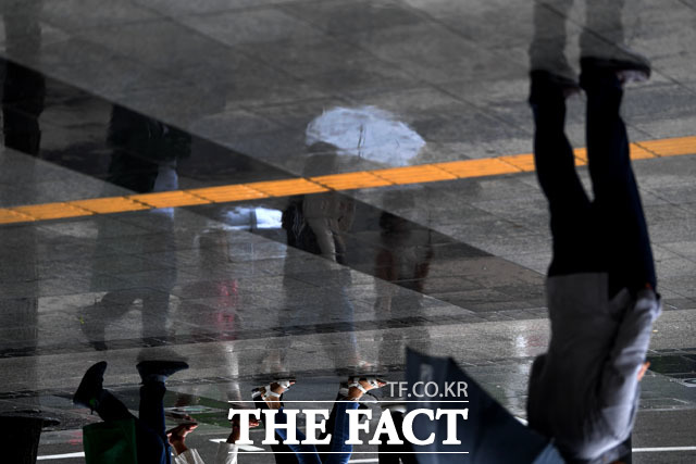더위를 식혀주는 비가 전국적으로 찾아온 27일 오후 서울 종로구 광화문 일대에서 시민들이 우산을 쓰고 빗속을 걷고 있다./남윤호 기자