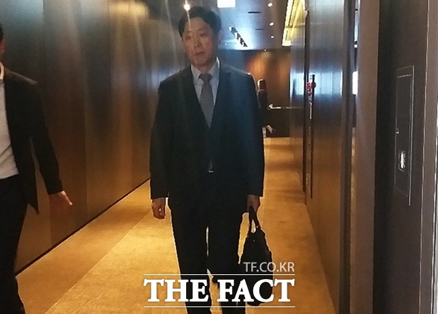 김주현 전 예금보험공사 사장이 최종 후보자 면접을 마친 뒤 서둘러 자리를 떠나고 있다. /중구=지예은 기자