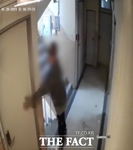 한 남성이 5월 28일 새벽 6시 20분경 몰래 따라가던 여성의 집에 들어가려 시도하고 있다. 가해 남성 조모(30)씨는 다음날 스스로 자수했지만 성범죄 의도는 부인했다. /CCTV 영상 캡쳐