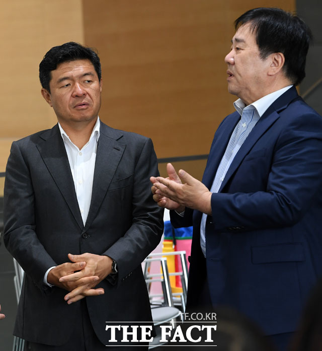 대화 나누는 강호찬 넥센타이어 대표이사(왼쪽)와 우오현 SM그룹 회장