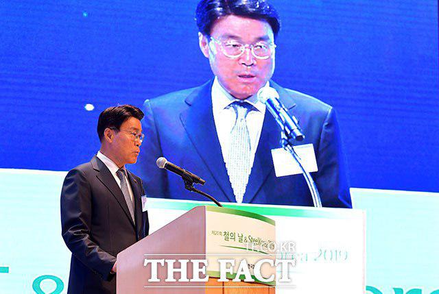 최정우 포스코 회장이 4일 서울 강남구 포스코센터에서 열린 제20회 철의 날 기념행사에서 인사말을 하고 있다. /이덕인 기자
