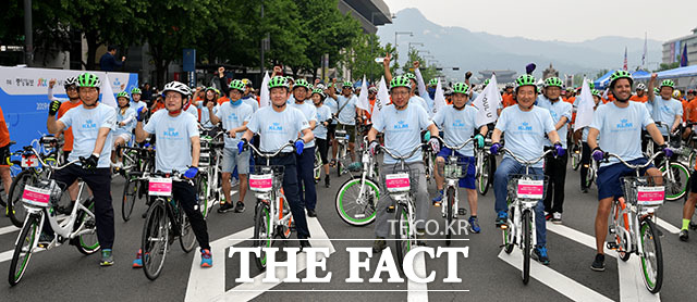 조희연 서울시교육감(왼쪽 두번째), 정세균 더불어민주당 의원(오른쪽 두번째) 등 내빈들이 2019 서울자전거대행진 출발 전 기념사진 촬영을 하고 있다.