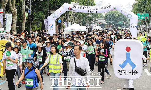 9일 오후 서울 종로구 대학로 일대에 차 없는 거리 행사가 열린 가운데 이화사거리와 혜화동로터리 거리를 찾은 시민들이 걷기 대회에 참여하고 있다. /이선화 기자