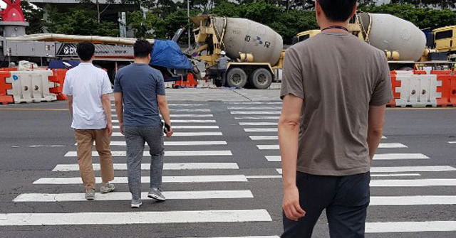 현대자동차그룹 직원들이 10일 점심을 먹은 뒤 서울 서초구 양재동 현대자동차그룹 본사로 복귀하고 있다. /양재동=이성락 기자