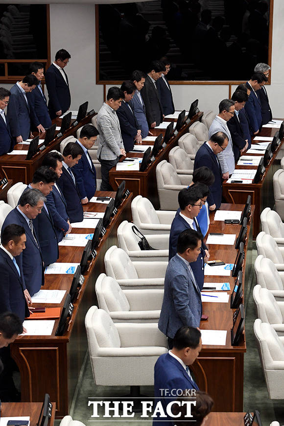 순국선열과 호국영령에 대한 묵념하는 서울시 의원들