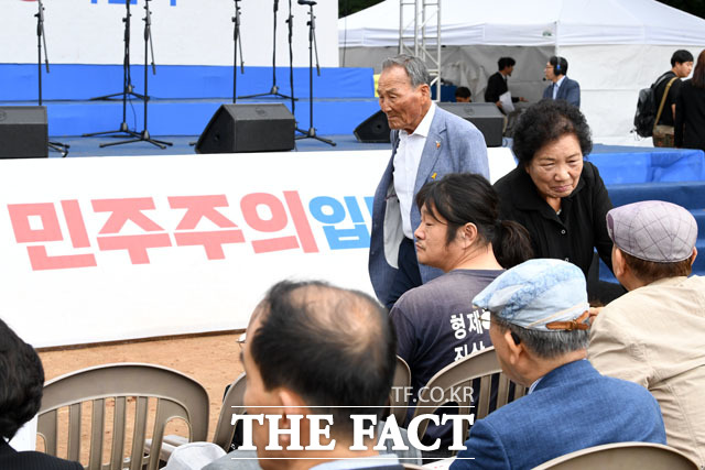 제32주년 6.10 민주항쟁 기념식 참석한 고 이한열 열사의 어머니 배은심 씨(오른쪽에서 두 번째).